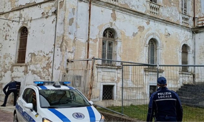 Dormivano abusivamente in un seminterrato: due denunce