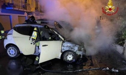 Auto vanno a fuoco nella notte: ignote le cause