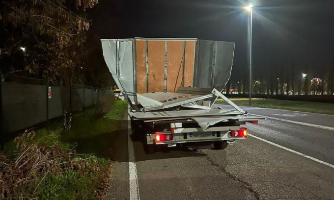 Rimane incastrato con il furgone nel sottopassaggio di via Orazio