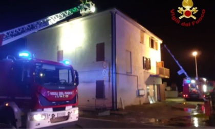 Incendio a San Possidonio: vigili salvano uomo che si era rifugiato sul tetto