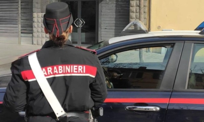 Tenta di rubare un salvadanaio con denaro da un bar: arrestato 34 enne