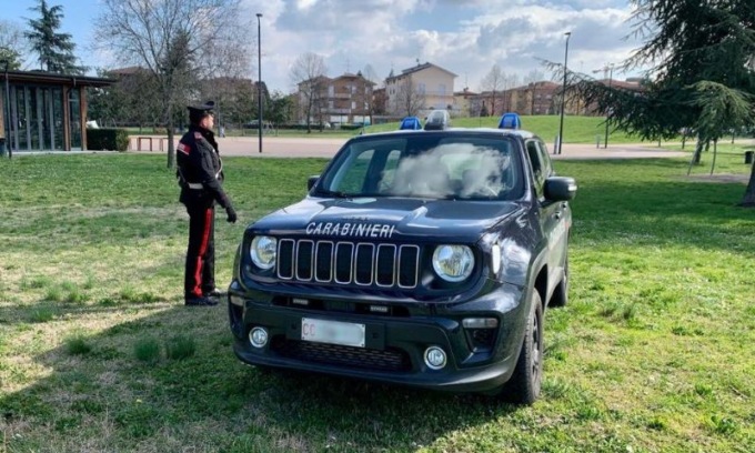 Stalker fa cadere dalla bicicletta l’ex compagna procurandole lesioni