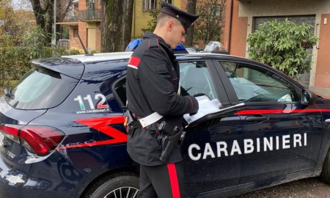 Litiga con la compagna e gli trovano una pistola perfettamente funzionante nel comodino