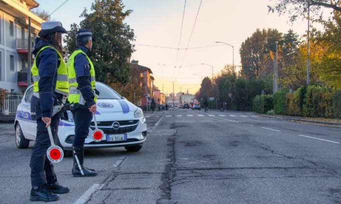 Sanzionati 15 conducenti al telefono mentre guidano