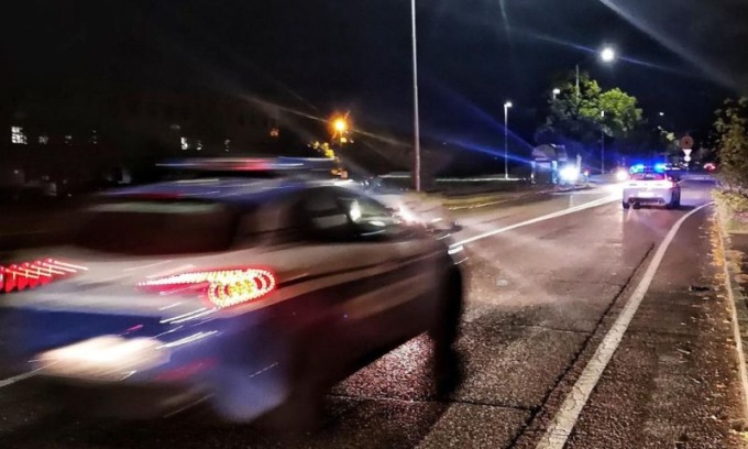 Scappa durante un controllo e cerca di disfarsi della droga: arrestato