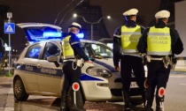 Guida ubriaco in via Giardini e finisce contro un semaforo