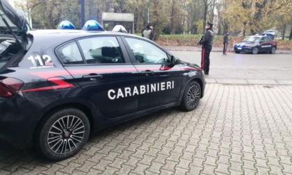 Si aggira per le vie del centro con un cutter: bloccato dentro al Duomo