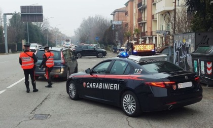 Con la sua utilitaria esce di strada: 65enne denunciata per guida in stato di ebbrezza