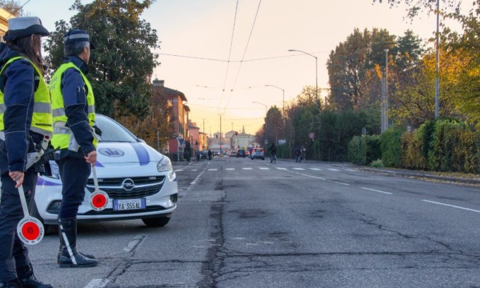 Ubriaco al volante, fugge e sperona la Polizia locale