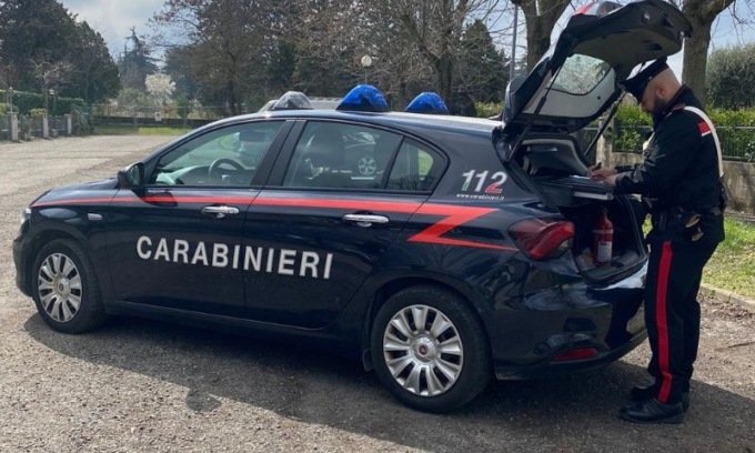 Cittadino chiama i Carabinieri che arrestano un senza fissa dimora intento a rubare in una farmacia