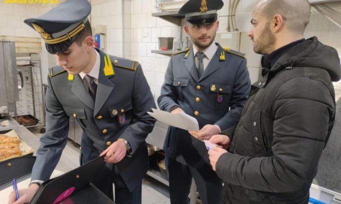 Lotta al lavoro nero nella ristorazione: scoperti 8 irregolari (di cui 3 percettori del reddito di cittadinanza)