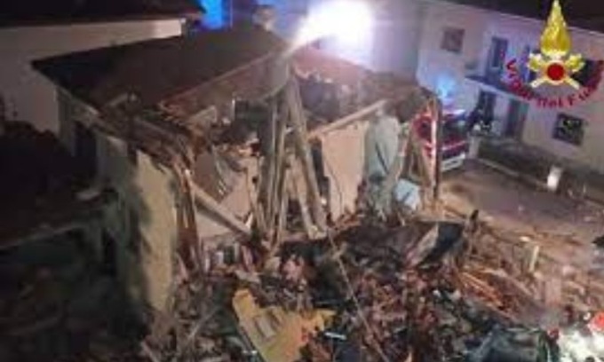 Crolla nella notte una palazzina a Rovereto: ferita una donna