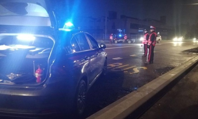 Fuggono all’alt dei carabinieri ma vengono arrestati dopo che la loro auto è finita fuori strada