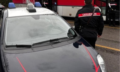 Carabinieri alle fermate dei bus per controlli straordinari