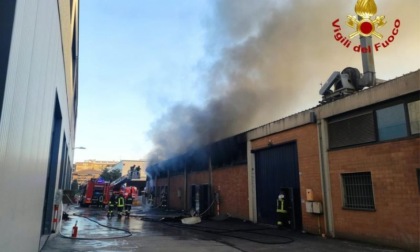 Incendio alla CRM di via del Mercato, danni ingenti