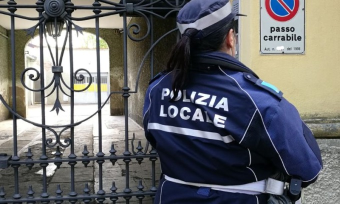 Non si ferma all’alt della Polizia locale, aveva patente e assicurazione scadute