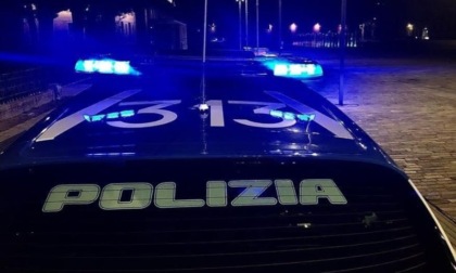 Con una pietra minaccia la cassiera di un supermercato: arrestato 20enne