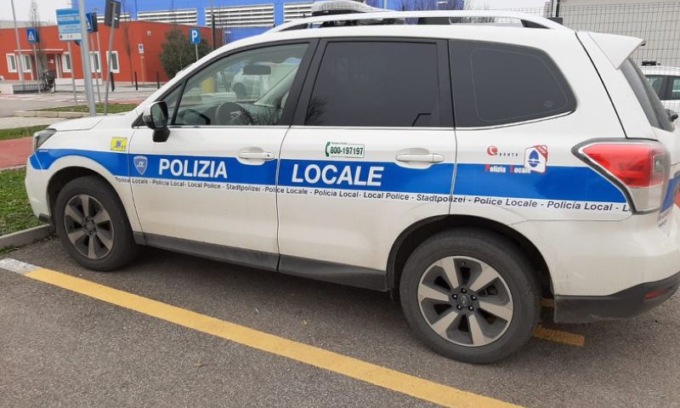 Si presenta per una multa, ma viene scoperto con una patente falsa