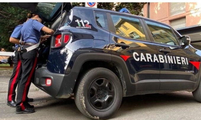 Al supermercato ruba il portafoglio ad una anziana donna e si finge incinta