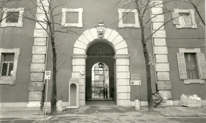 Gli faceva lavare i genitali dei cavalli per punizione: indagato un ufficiale dell’Accademia Militare