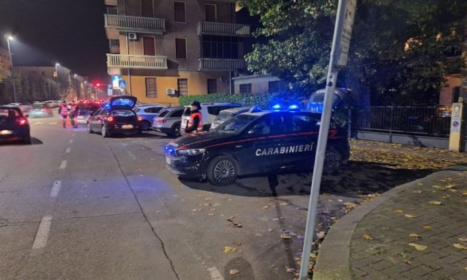 Cittadino lancia l’allarme e banda è costretta a fuggire durante un furto