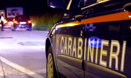 Danneggia la vetrina di un negozio e si ribella ai carabinieri: arrestato
