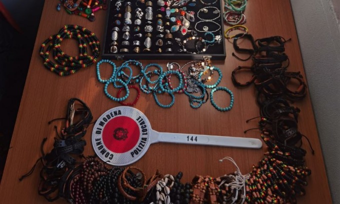 Vendeva bigiotteria senza autorizzazione: denunciato