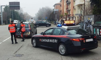 Viaggiava con in tasca un dispositivo taser: denunciato dai Carabinieri