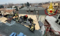 Incendio nel sottotetto di un condominio: dieci famiglie evacuate