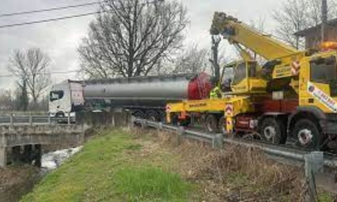 Autocisterna si “incastra” nel ponte di via Gherbella