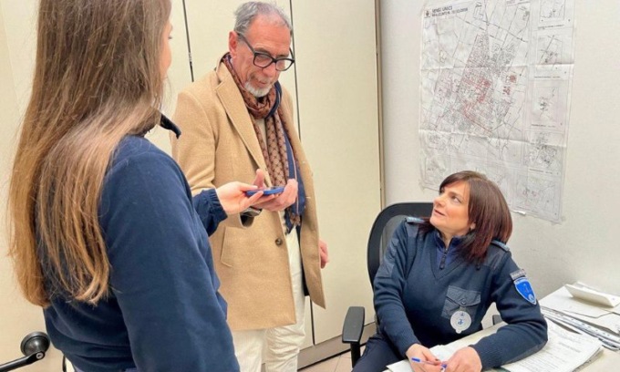 Trova un iPhone da duemila euro e, tramite la Polizia Locale, lo restituisce al proprietario