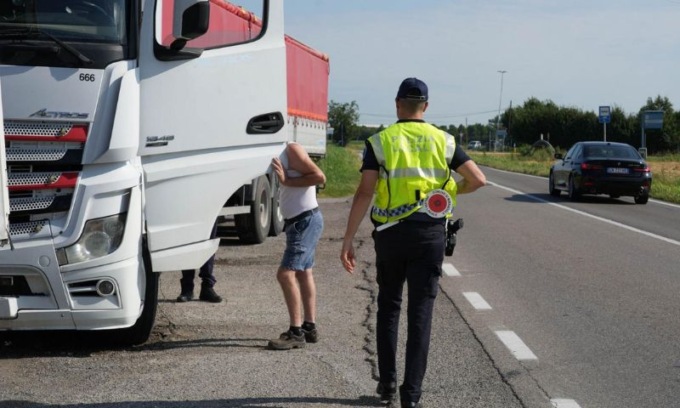 Autoarticolato esce di strada sulla Statale Nord: disagi ma nessun ferito grave