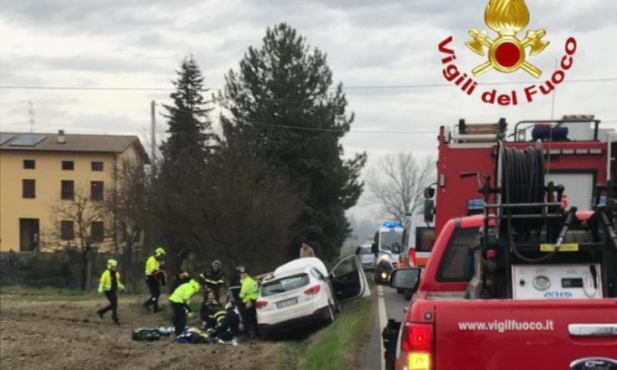 Esce di strada e va a sbattere contro un manufatto: morto un uomo di 80 anni