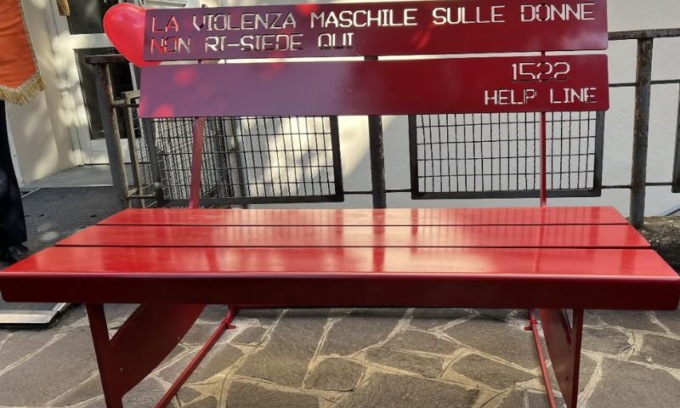 Per San Valentino Vignola inaugura una nuova panchina rossa