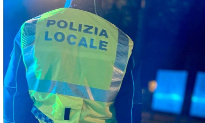 Investe con l’auto un ciclista e fugge: denunciato dalla Polizia locale un sessantenne
