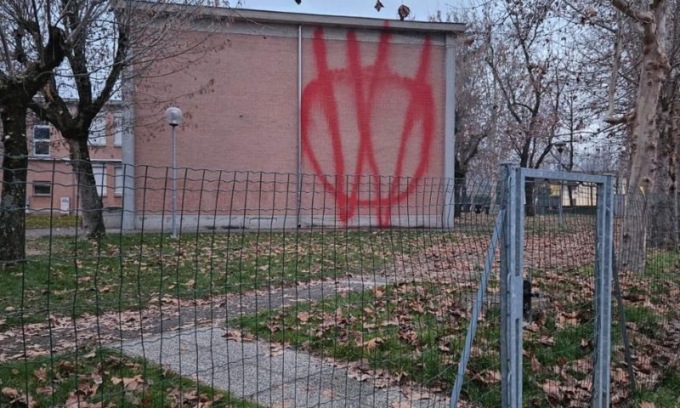 Imbrattati i muri esterni della scuola San Giovanni Bosco