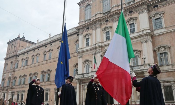 Torna l’alzabandiera in Piazza Roma