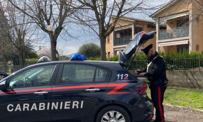 Furiosa lite a base di catene, bottiglie e lancio di pietre: denunciate due persone extracomunitarie