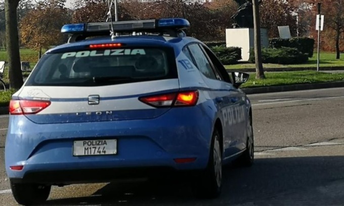Cercano di nascondere dei prodotti dentro ad un borsello “schermato”: arrestati