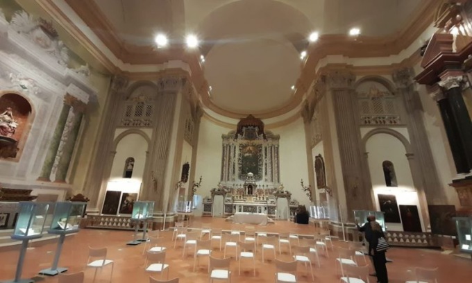 Sfregiata la tela e malmenato l’autore dell’opera blasfema di Sant’Ignazio