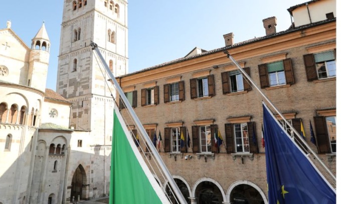 Bandiere a mezz’asta per ricordare le vittime del Covid