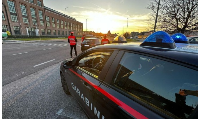 Tenta di rubare una bicicletta colpendolo con una bottigliata alla testa