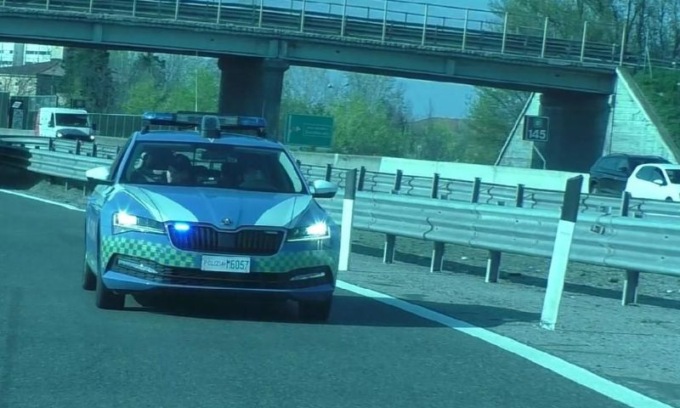 In autostrada con oltre un chilo e mezzo di cocaina