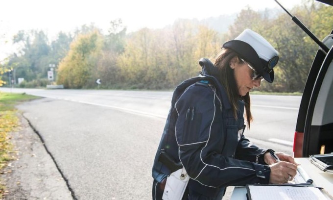 Parcheggia l’auto negli stalli per i disabili con il contrassegno della madre deceduta
