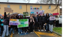 Piove in classe: manifestazione degli studenti davanti al Comune (che vengono ricevuti dal sindaco)