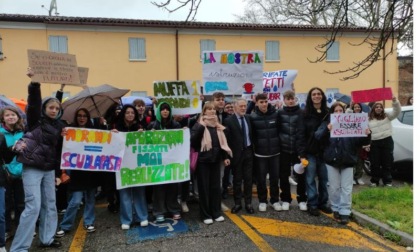 Piove in classe: manifestazione degli studenti davanti al Comune (che vengono ricevuti dal sindaco)