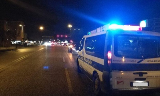 Controlli notturni su diverse strade della città: ritirata una patente