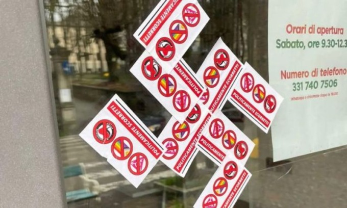 Imbrattata la sede del Pd con svastica