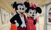 Minnie e Topolino portano doni al reparto di Pediatria al Policlinico