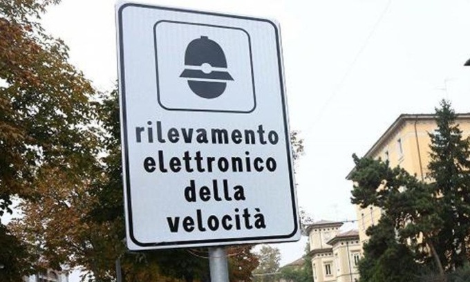 Sicurezza stradale, 122 passaggi con il rosso in sette giorni